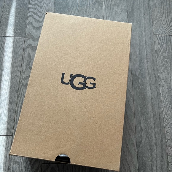 UGG womens slide
Disquette Suede & Shearling Platform Slippers1122550 chestnut - Picture 13 of 13